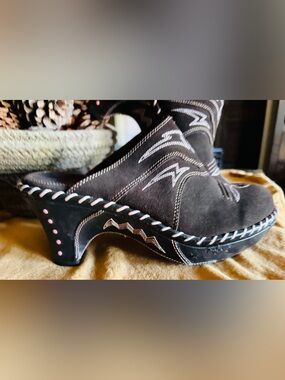 CLOGS ARE BACK! SONORA BROWN SUEDE PLATFORM CLOGS; PINK ACCENTS 3” HEEL SIZE 7